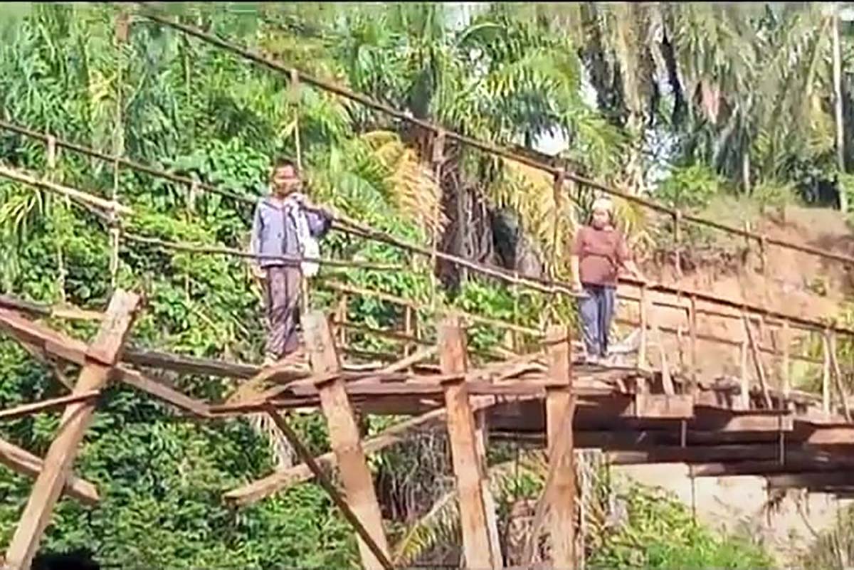 Rela Menentang Maut, Warga Nekat Lewati Jembatan Gantung Pondok Lunang