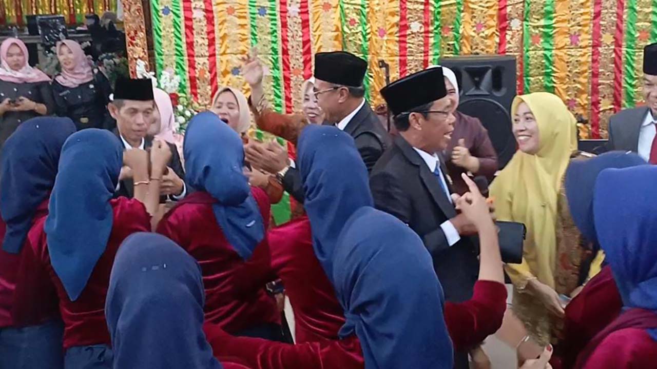 Usai Dilantik, Ketua Dewan Mukomuko Langsung Nyawer Tipis-Tipis