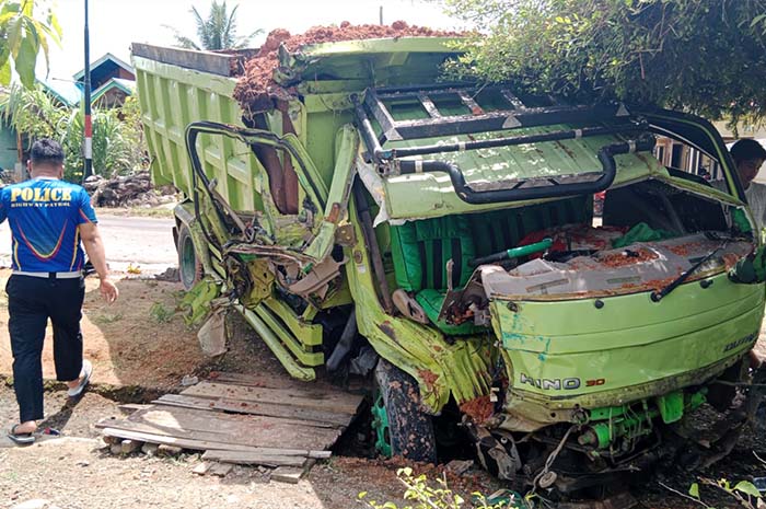 ﻿Elak Bus Sekolah, Dump Truck Muatan Jankos Adu Kambing