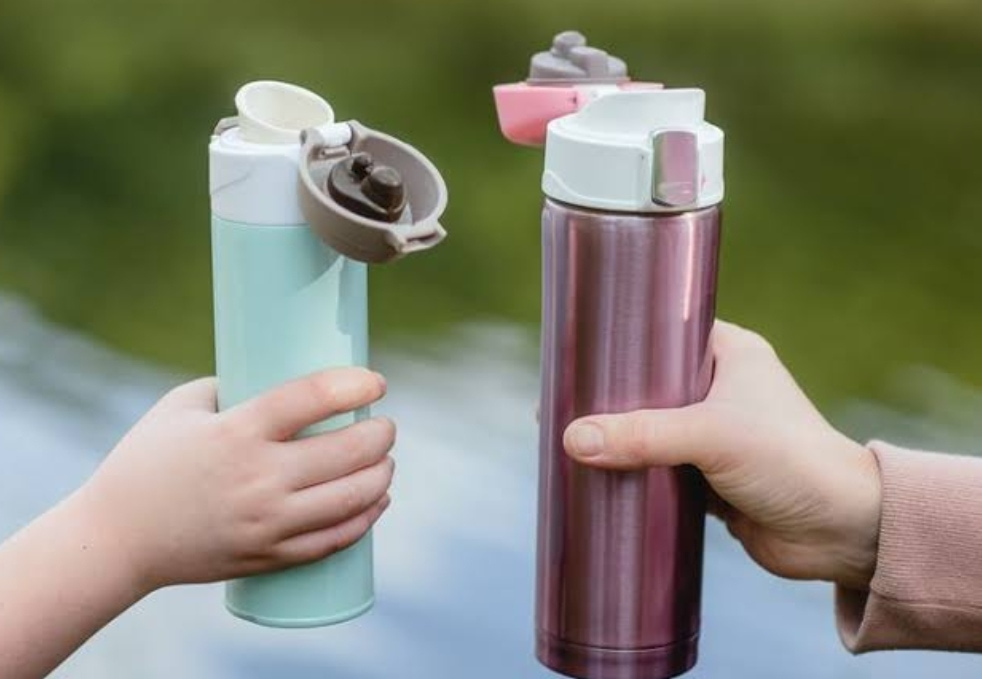 Cara Mudah Bersihkan Sedotan Botol Minum yang Kotor Tanpa Sikat