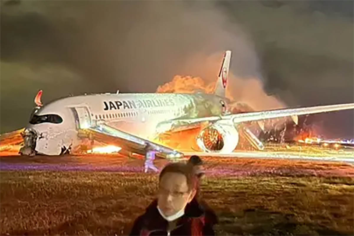 Pesawat Japan Airlines Terbakar di Bandara Haneda Tokyo, 5 Orang Dinyatakan Hilang