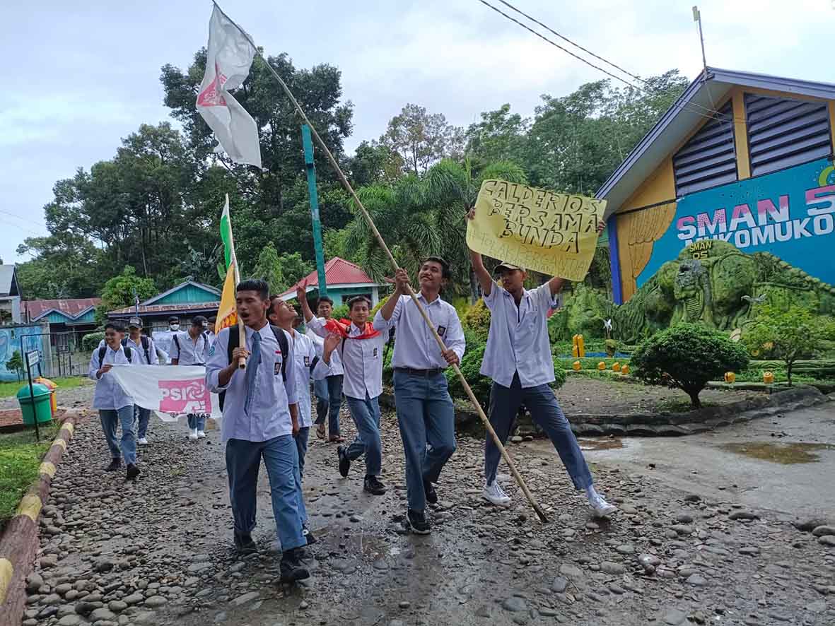 Pelajar SMAN  5 Mukomuko Demo Tolak Pergantian Kepsek