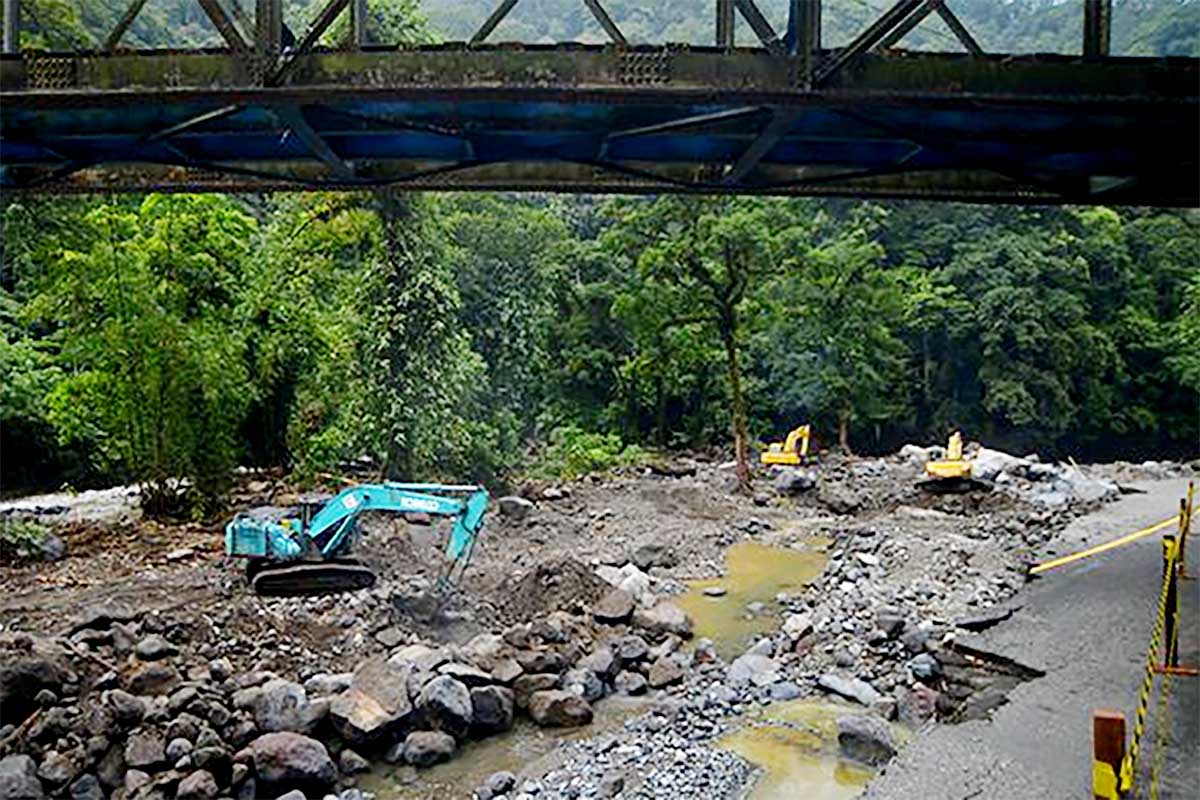 Jalan Lembah Anai Dari Padang ke Bukittinggi Masih Diperbaiki, Nekad Lewat Ditilang