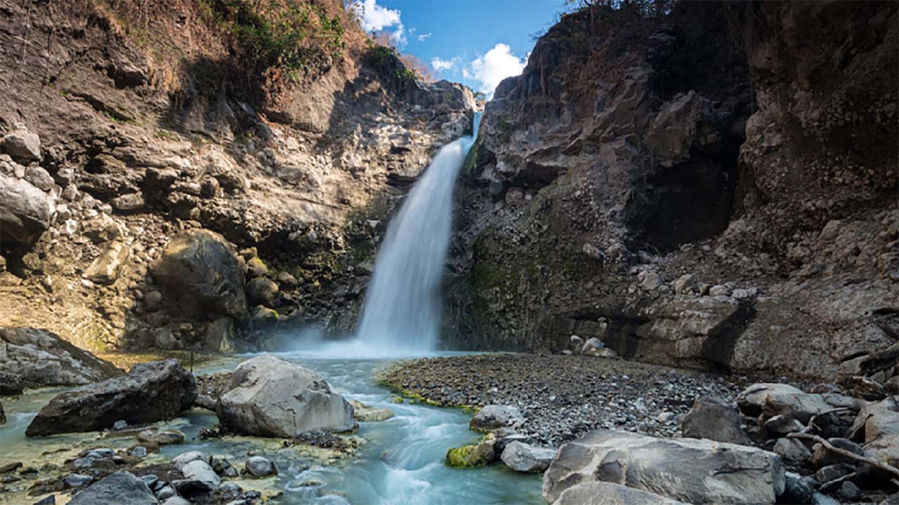 Kesejukan di Tengah Belantara Hutan Tropis Bikin Tenang, Inilah Keindahan Wisata Air Terjun Madu