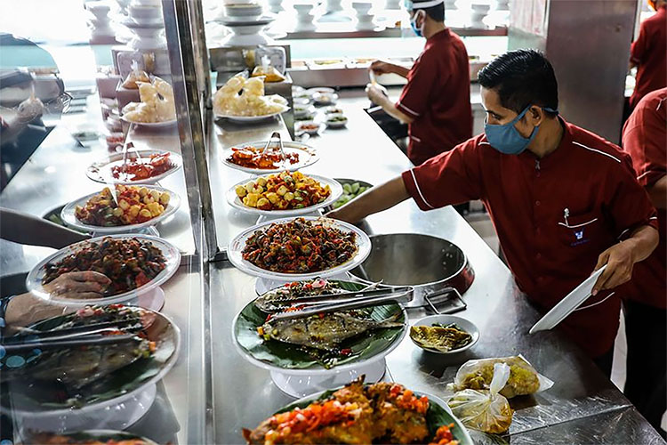 Ini 4 Menu Makanan yang Sebaiknya di Hindari Saat Makan di Rumah Makan Padang, Kenapa? Yuk Simak Penjelasannya