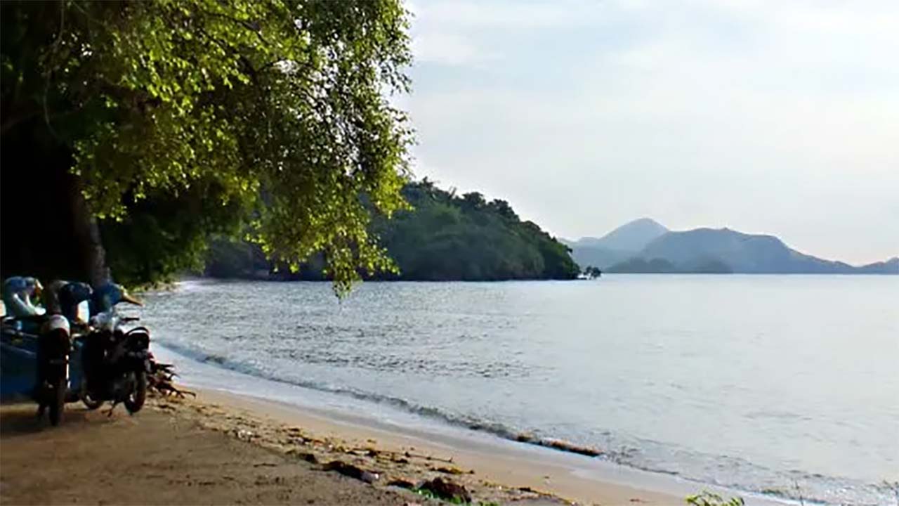 Pantai Pede, Pesona Alam yang Bernuansa Romansa Bikin Betah Menikmatinya