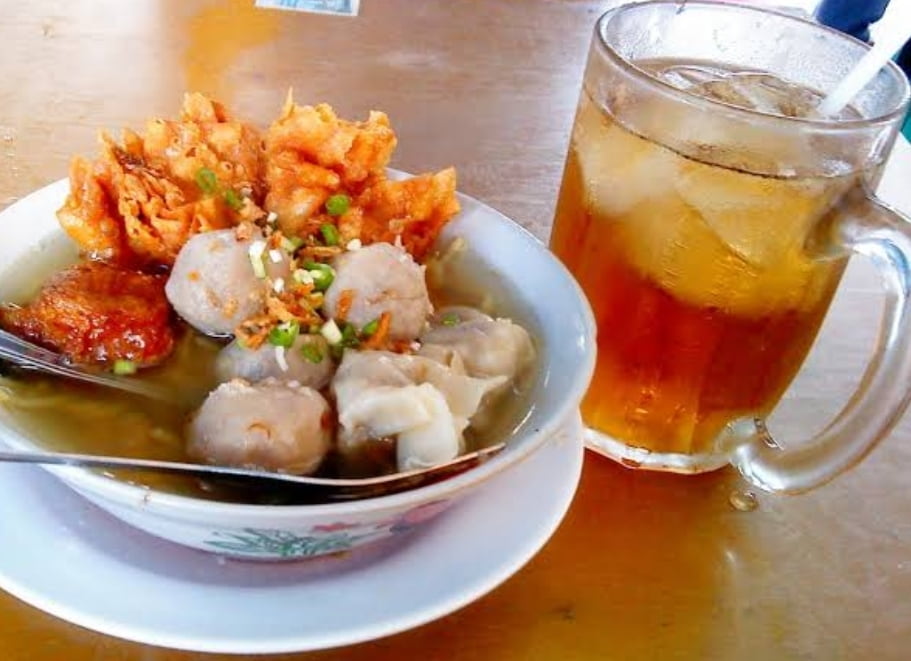 Benarkah, Minum Teh Setelah Makan Bakso Berbahaya?