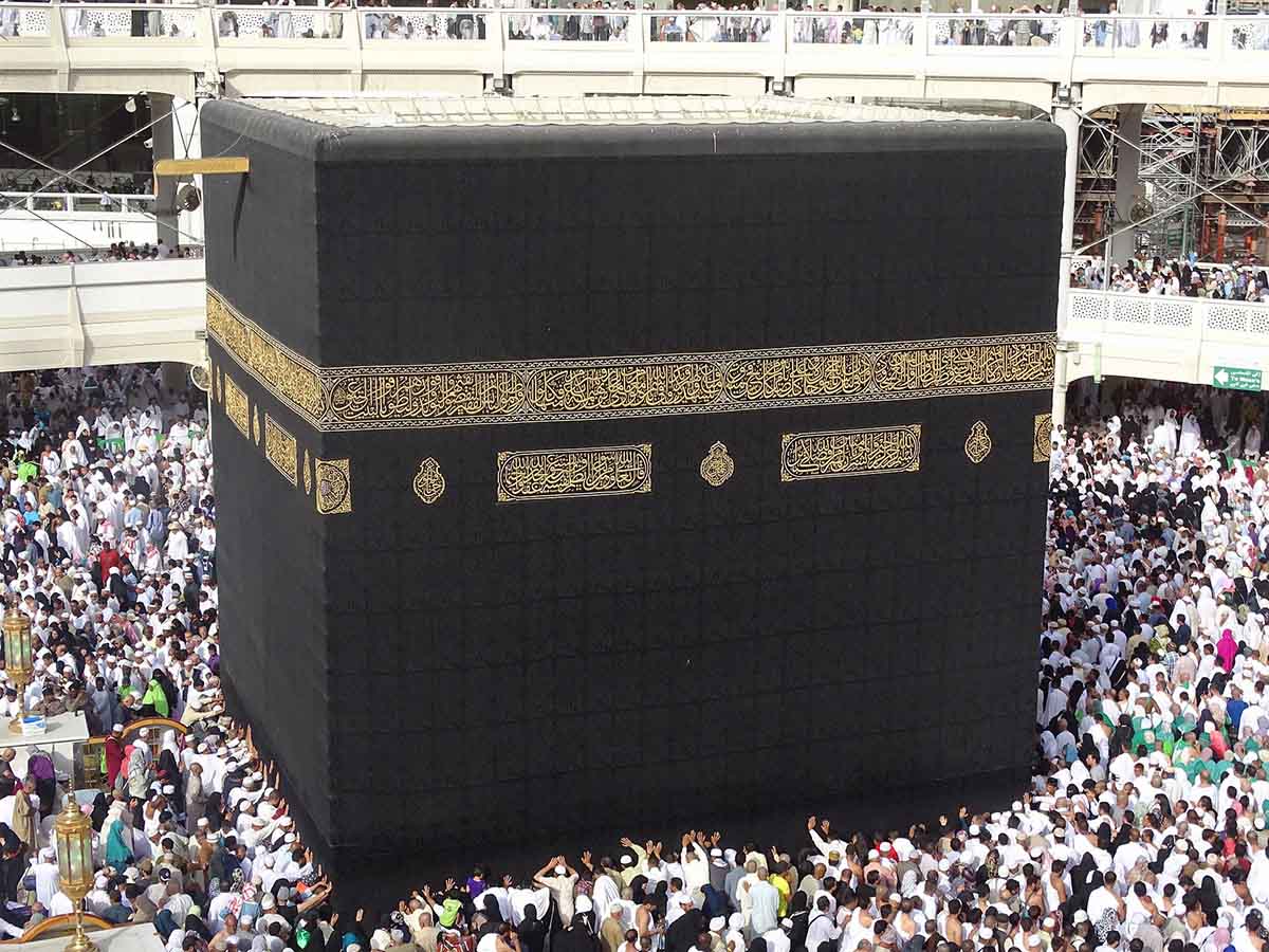 Di Akhir Zaman Ka’bah Akan Dihancur Oleh Orang Berkulit Hitam Kaki Bengkok dan Kepala Botak, Dengan 2 Alat Ini