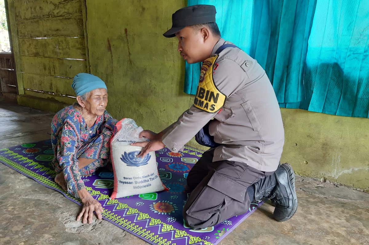 Polri Berbagi, Polsek MMS Ipuh Santuni Warga Kurang Mampu 