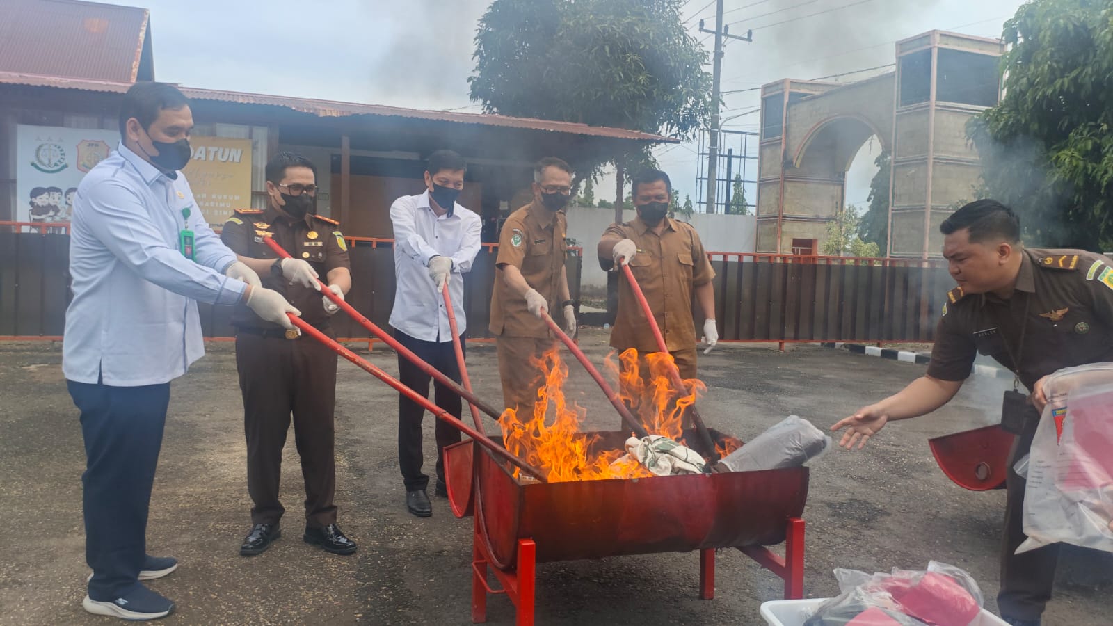 Jaksa Mukomuko Musnahkan Barang Bukti 34 Kasus Pidana Yang Sudah Inkracht