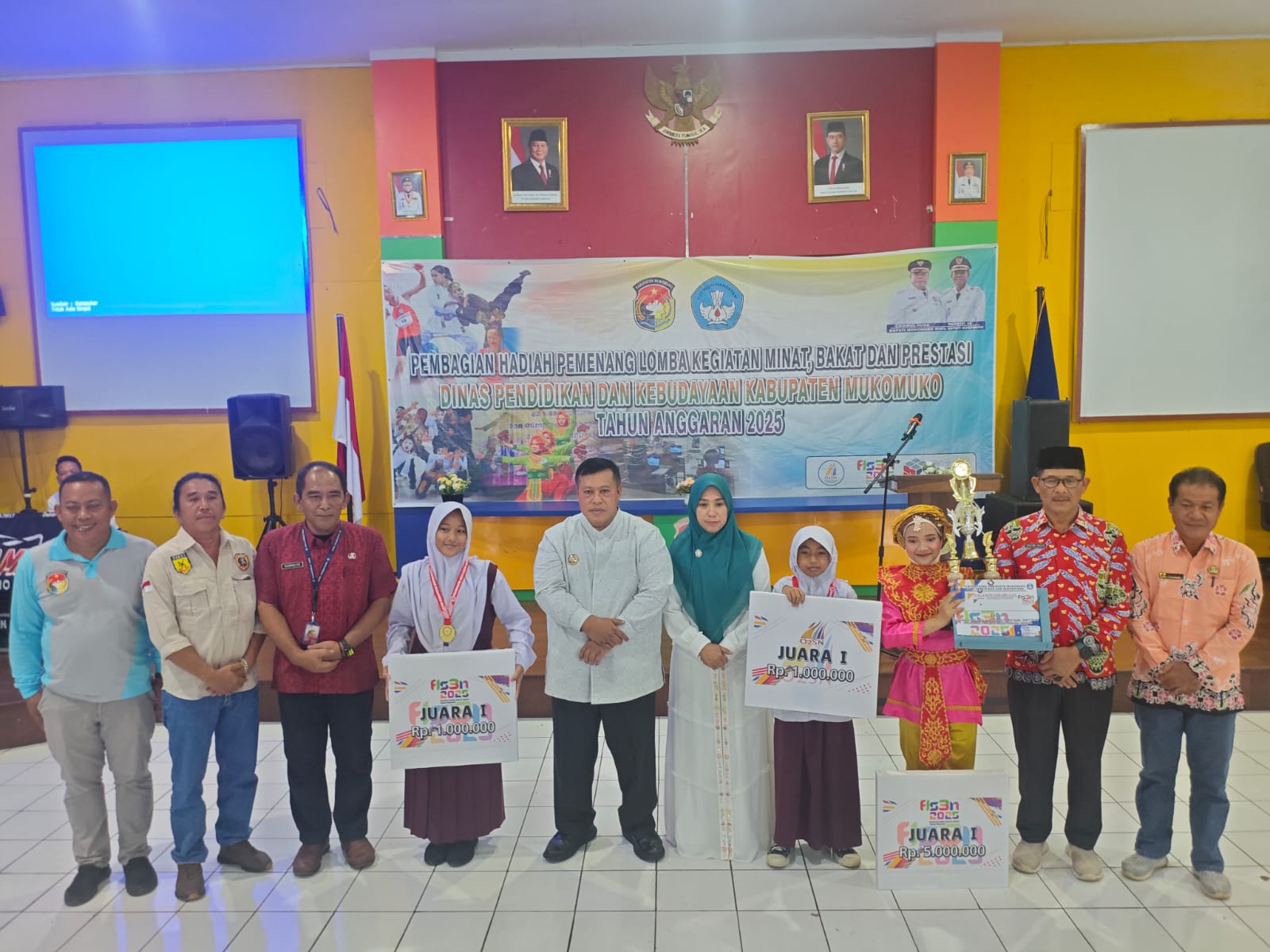 Bupati Mukomuko Serahkan Hadiah Pemenang Bidang Minat Bakat dan Prestasi Siswa SD dan SMP