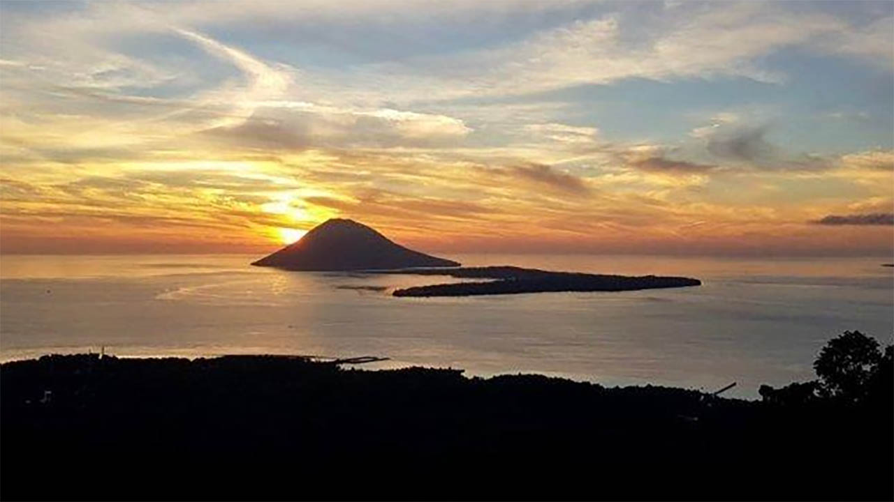 Nikmati Pesona Senja di Gunung Tumpa yang Memukau, Cocok untuk Pecinta Alam