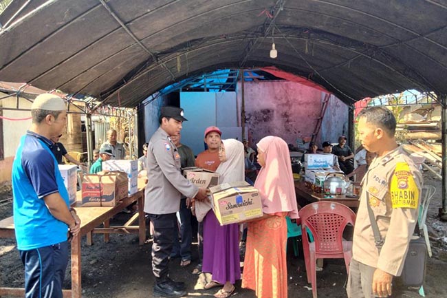 Aparat Kepolisian Serahkan Bantuan untuk Keluarga Korban Kebakaran Rumah di Air Berau Pondok Suguh