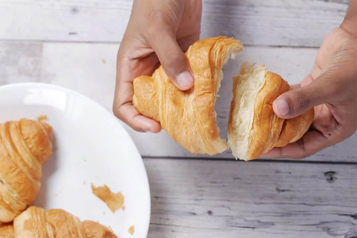 Begini Cara Makan Croissant yang Baik dan Benar Menurut Pakar Etiket