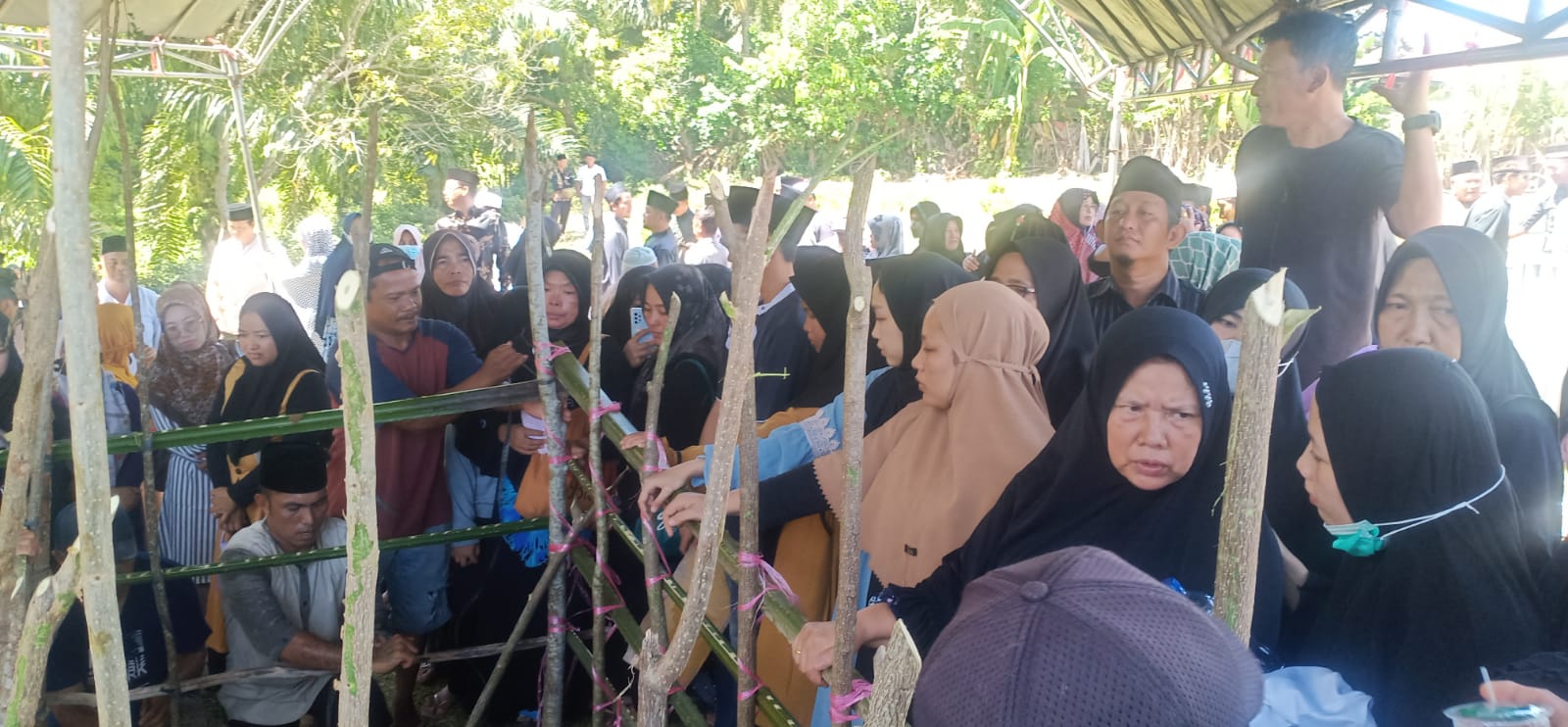 Putra Bungsu Imami Sholat Jenazah