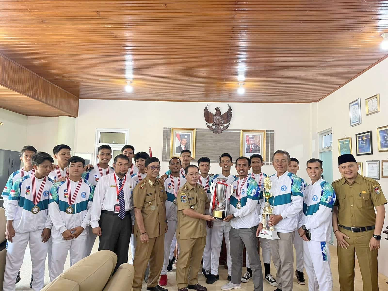 AFM Temui Bupati Mukomuko, Bawa Piala Kemenangan Liga AAFI Bengkulu 2023