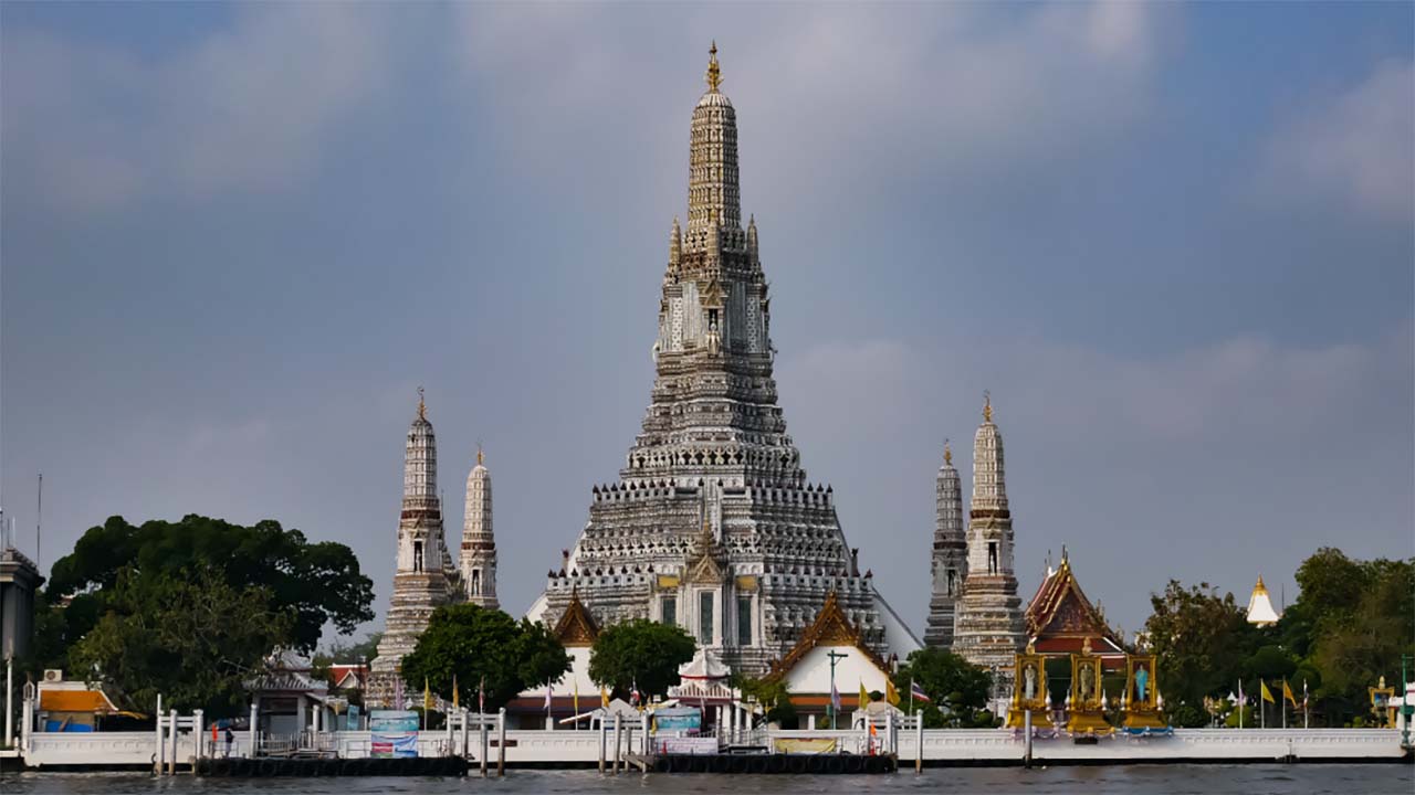 Pesona Keindahan Bangunan Megah Wat Arun Thailand yang Bikin Takjub