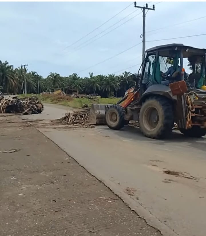 Jalan Provinsi Tertutup Material Banjir, Perusahaan Turunkan Alat Berat