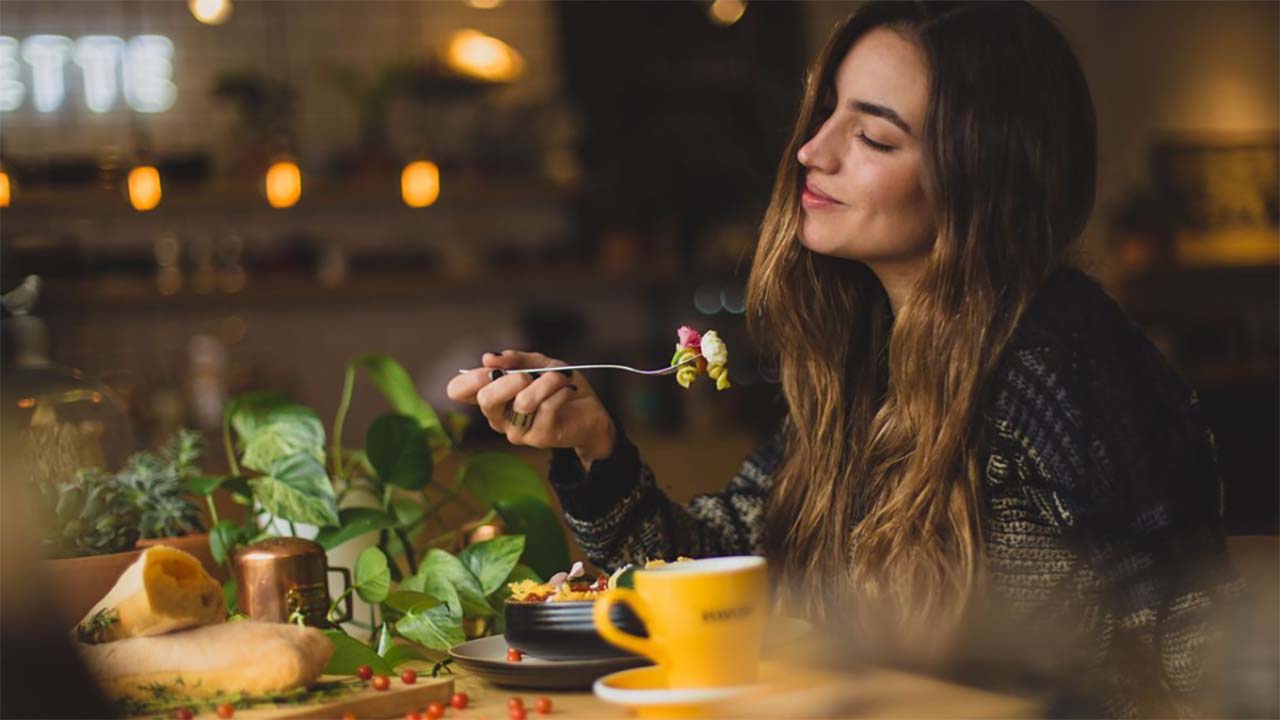 Sering Makan Berat Tengah Malam? Ini Dampaknya 