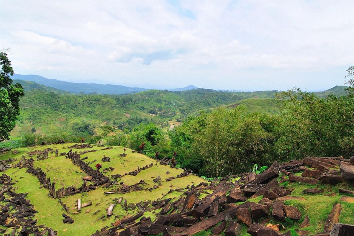 Rahasia dan Sejarah Gunung Padang, Arkeolog Temukan Ada Banyak Terowongan Ruang dan Pilar