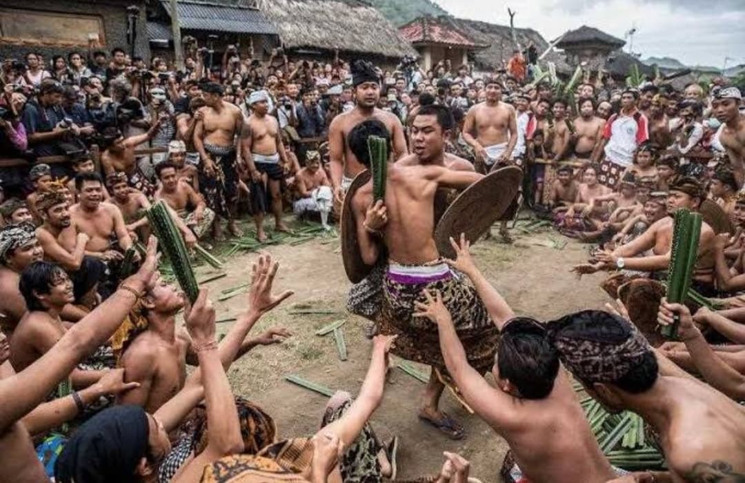 Mekare-kare: Ketika Para Pria Bali Berlomba-Lomba Menunjukkan Keberanian dengan Daun Pandan