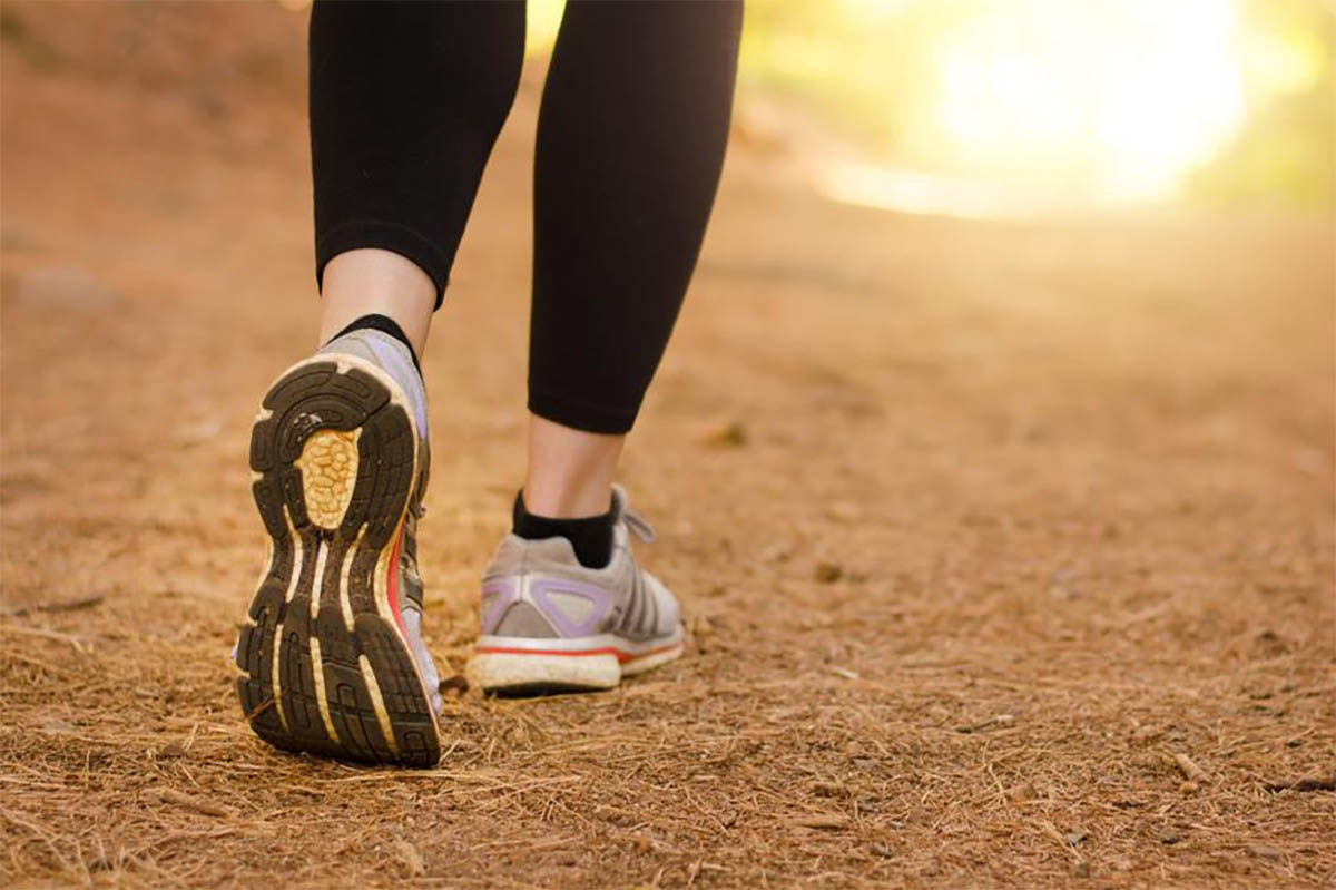 Nggak Perlu Olahraga yang Berat, Lakukan Tips Gerakan Berjalan Kaki Ini Untuk Membakar Lemak dengan Mudah