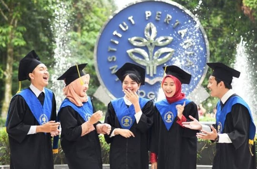 Ini Daftar Universitas di Indonesia yang Memiliki Seragam Wisuda yang Unik, Ada Toga Cobra