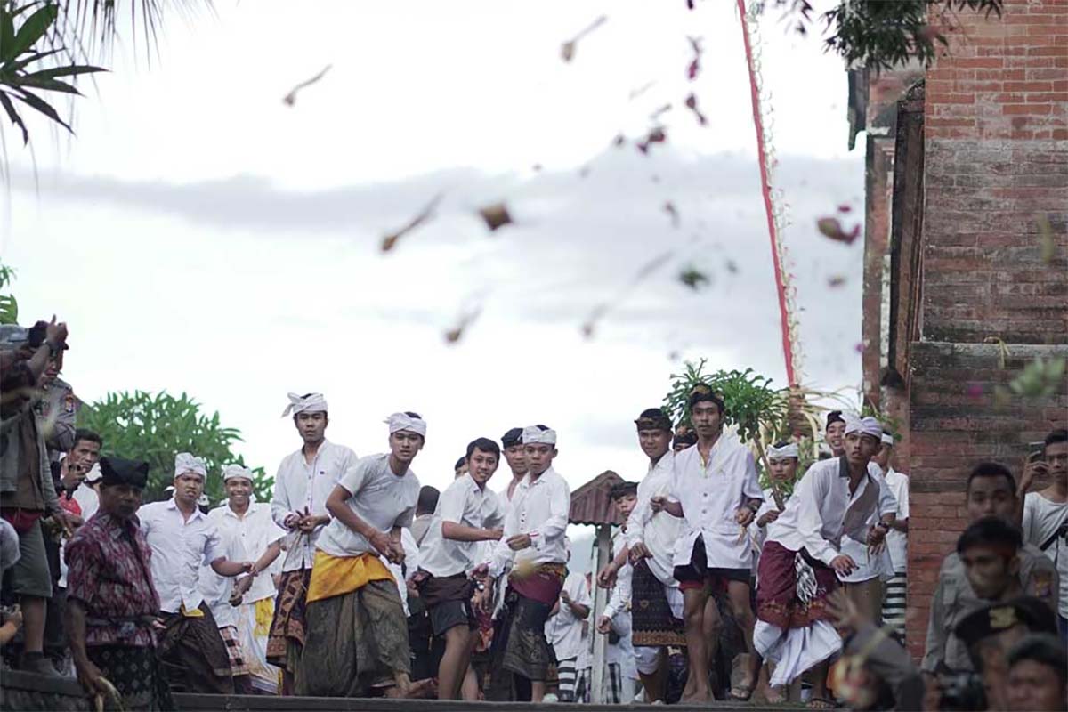 Makna Lempar Ketupat Di Lombok yang Mesti Diketahui