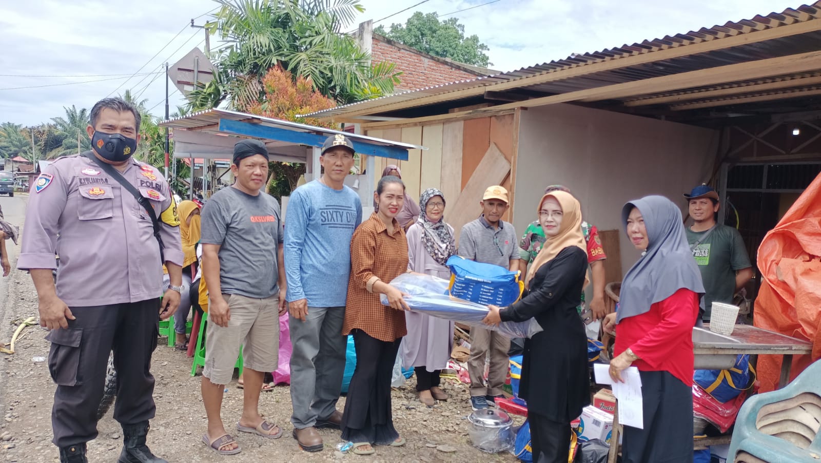 Wabup Salur Bantuan Untuk Korban Longsor Di Lubuk Gedang