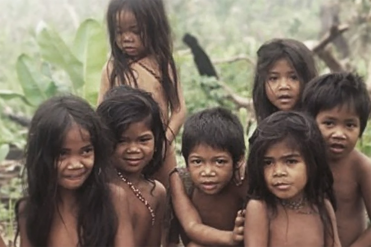 9 Suku Terasing, Diantarannya Masih Dilabel Primitif Hingga Terancam Punah