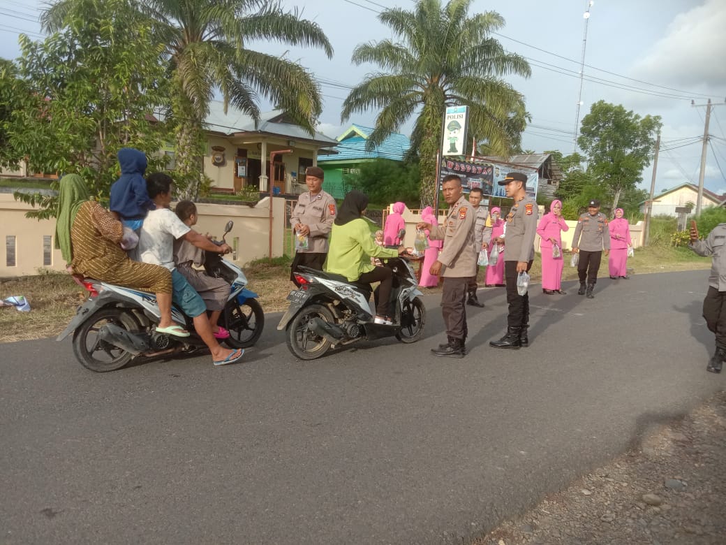 Tingkatkan Iman dan Amal, Polsek Teras Terunjam Bagi Takjil dan Kultum