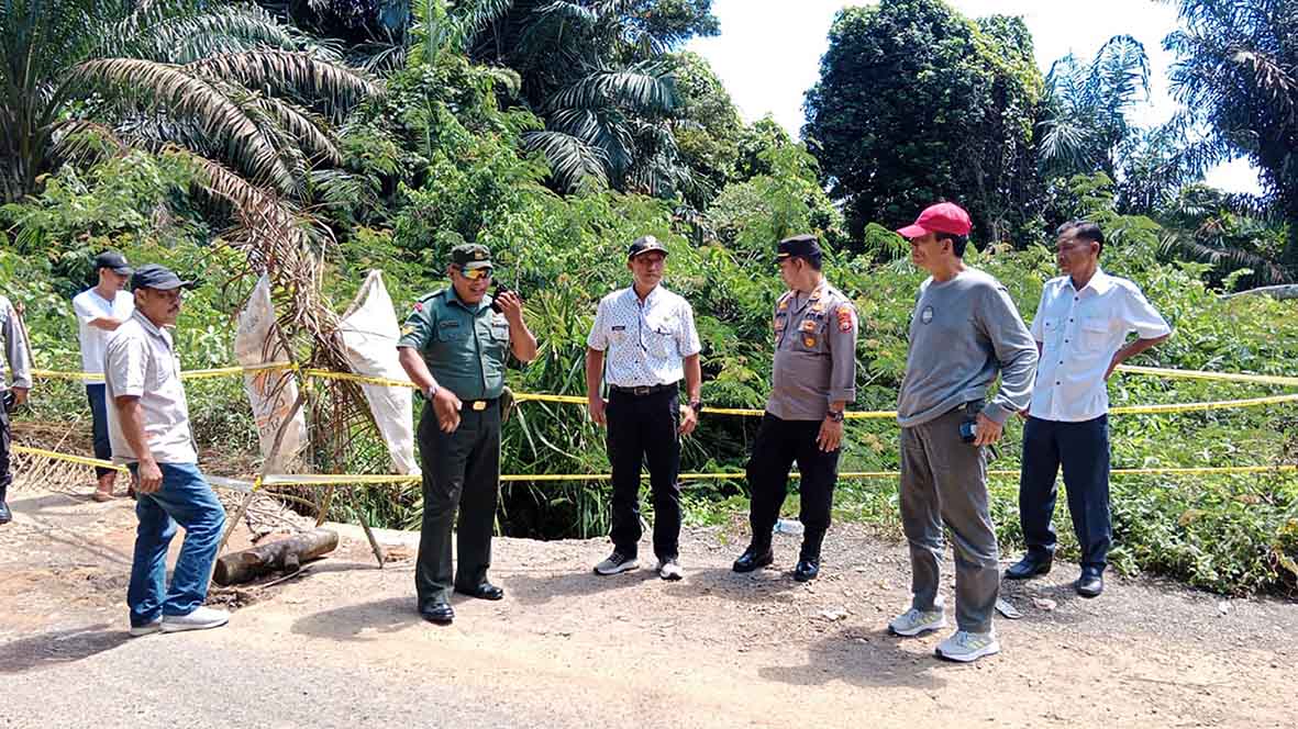 PUPR Provinsi Cek Jalan Amblas di Suka Pindah