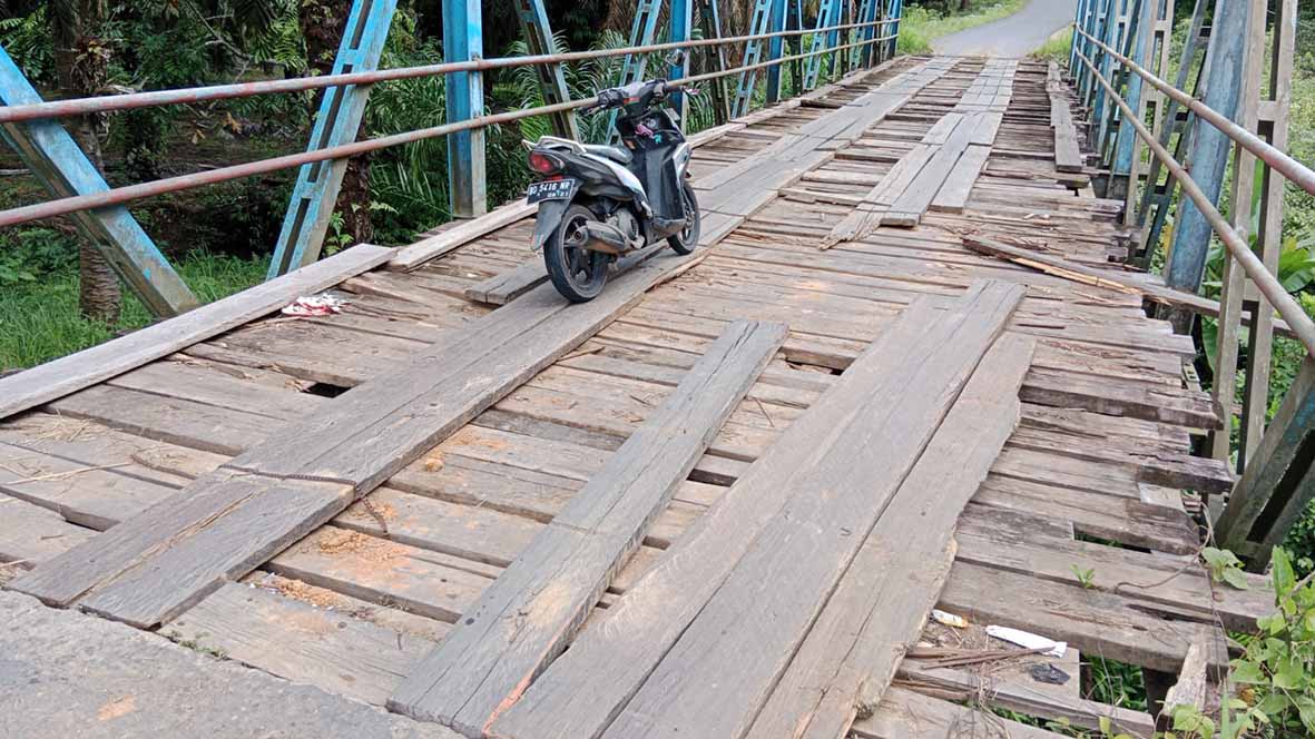 Jembatan Somel Sungai Keruh Manjuto Jaya Rusak Parah