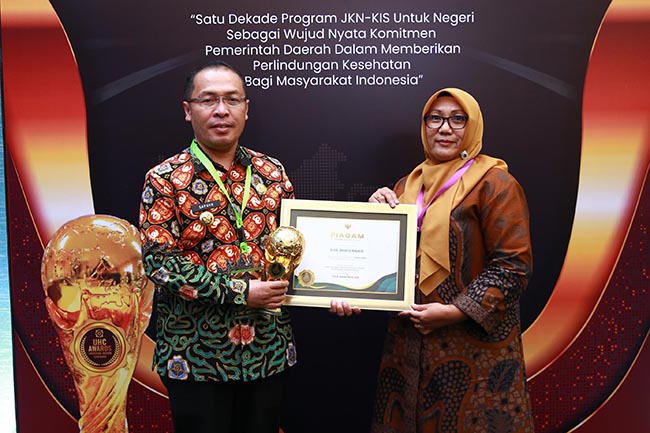 Capai Target Program JKN-KIS, Bupati Mukomuko Terima Penghargaan UHC Award dari Wapres RI