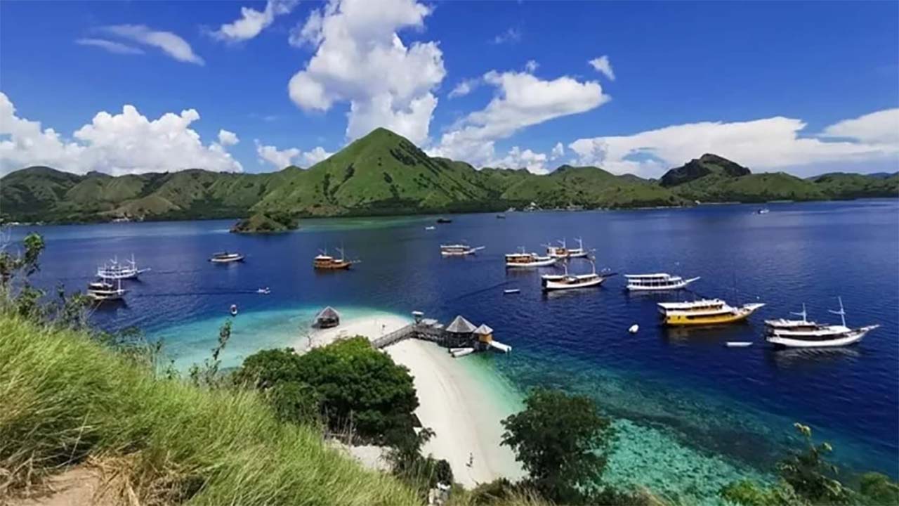 Lukisan Alam yang Nyata dan Memukau, Inilah Keindahan Pantai Waecicu