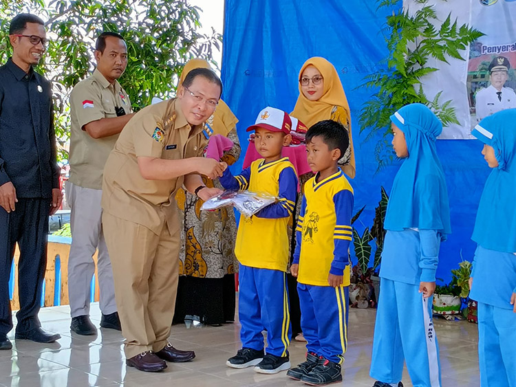 Bupati Mukomuko Realisasikan Program Pro Rakyat, PPDB Bebas Pungutan dan Bantu Ribuan Seragam Sekolah Gratis 