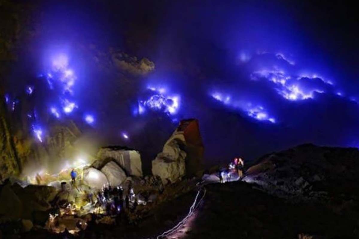 Salah Satu Keajaiban di Dunia, Inilah Keindahan Blue Fire di Kawah Ijen yang Hanya Ada 2 di Dunia