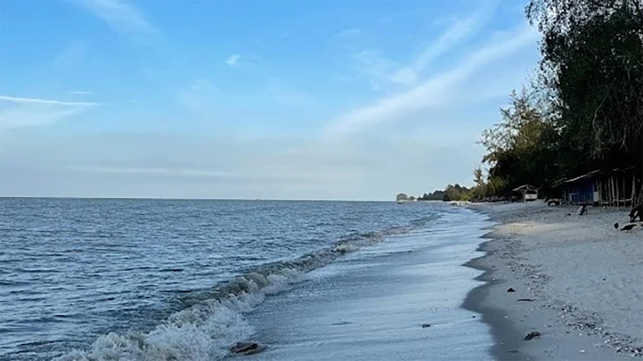 Keindahan dan Kelembutan Pasir di Pantai Cermin, Cocok untuk Dikunjungi Libur Akhir Tahun