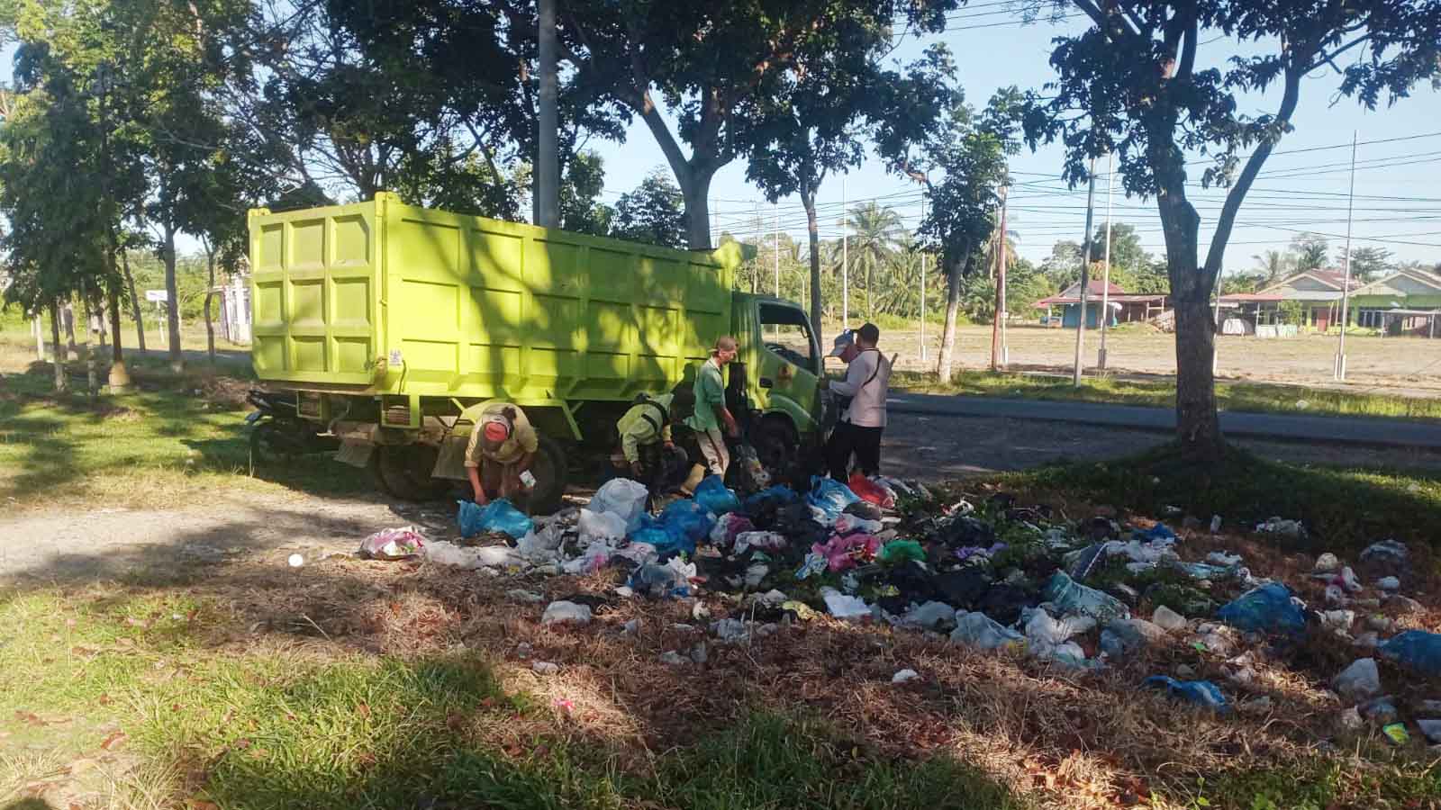 Diduga Sampah Jarang Diangkut, Warga Buang Sampah di Komplek Pemda Mukomuko
