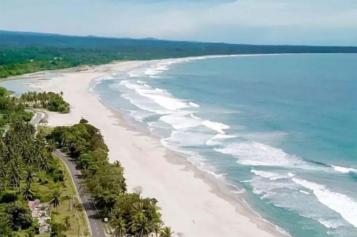 Nikmati Keseruan Surfing dan Camping di Pantai Mandiri Lampung yang Mempesona