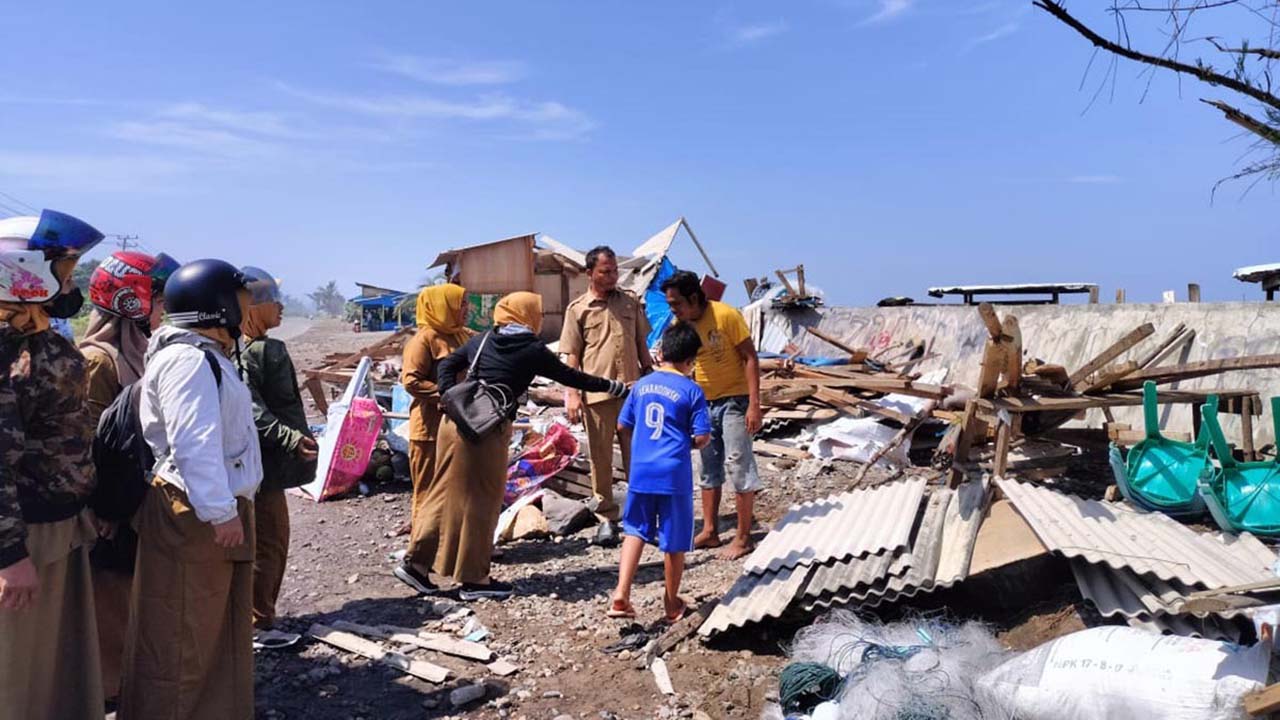 Pedagang Pantai Punggur Terancam Gelombang Pasang, BPBD Mukomuko Dukung Pemindahan