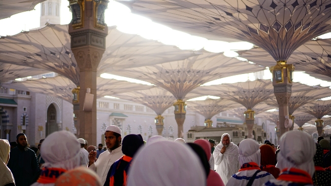 Ulama Besar di Madinah Sindir Kebiasaan Buruk Jamaah Asal Indonesia : Suka Selfie di Masjid