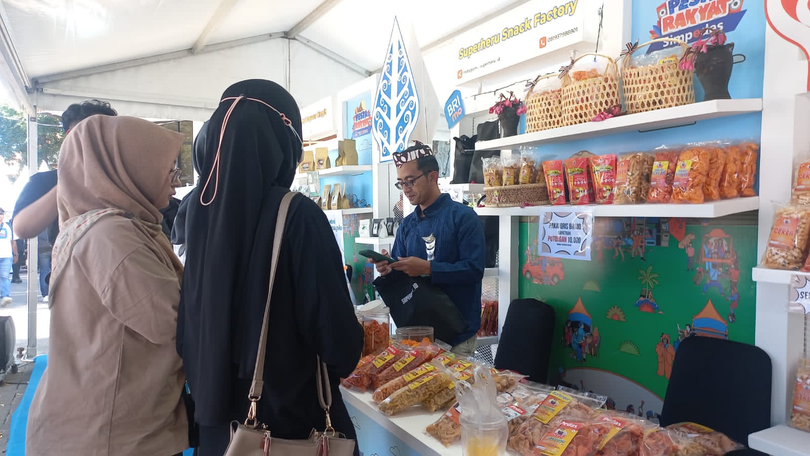 Dapat Modal & Inkubasi Bisnis, UMKM Pesta Rakyat Simpedes BRI Sukses Jadi Produsen Snack di Jawa Timur
