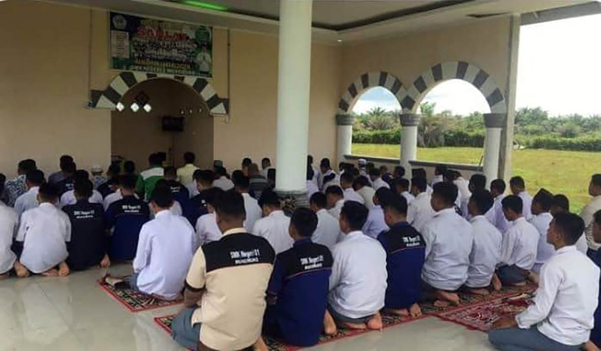 Sholat Berjamaah jadi Rutinitas Wajib di SMKN 1 Mukomuko