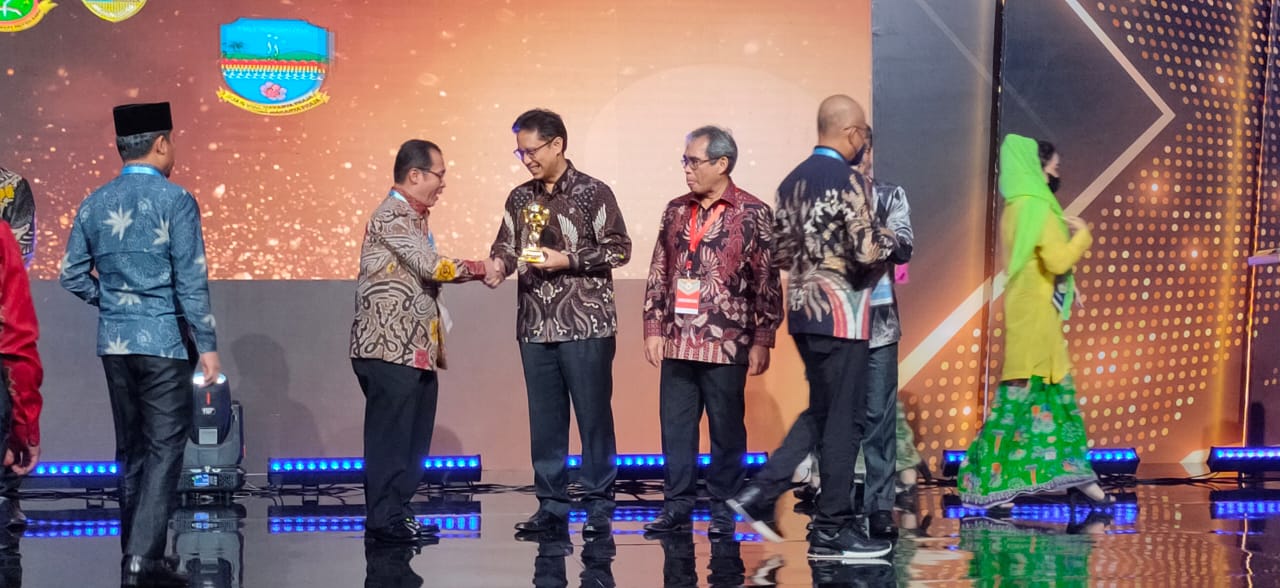 Bupati Mukomuko Terima Anugerah UHC Award 2023  