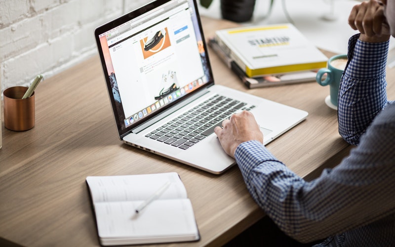 Bahaya Jangka Panjang Jika Suka Kerja di Depan Laptop