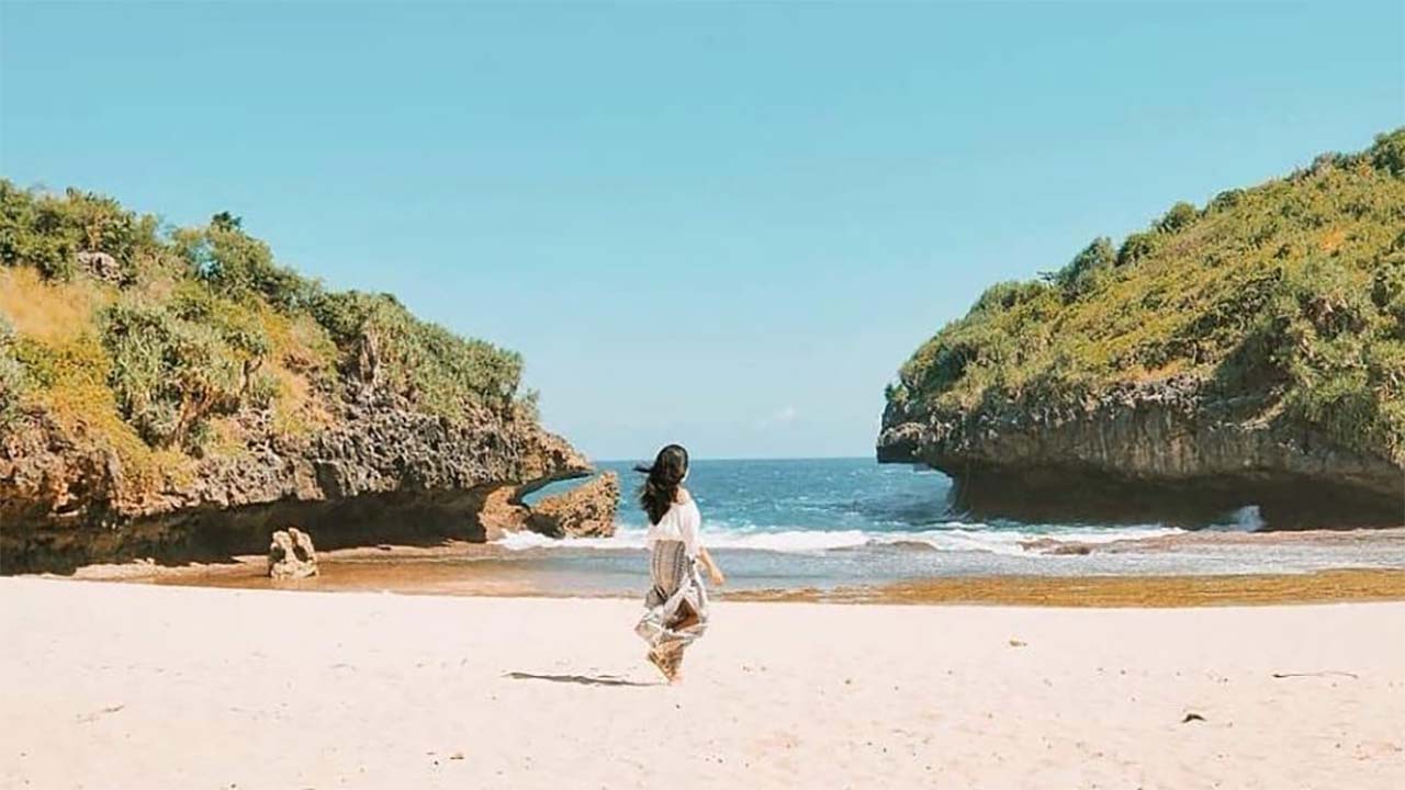 Hidden Gem Gunung Kidul Yogyakarta, Inilah Pesona Alam yang Mempesona Pantai Srakung