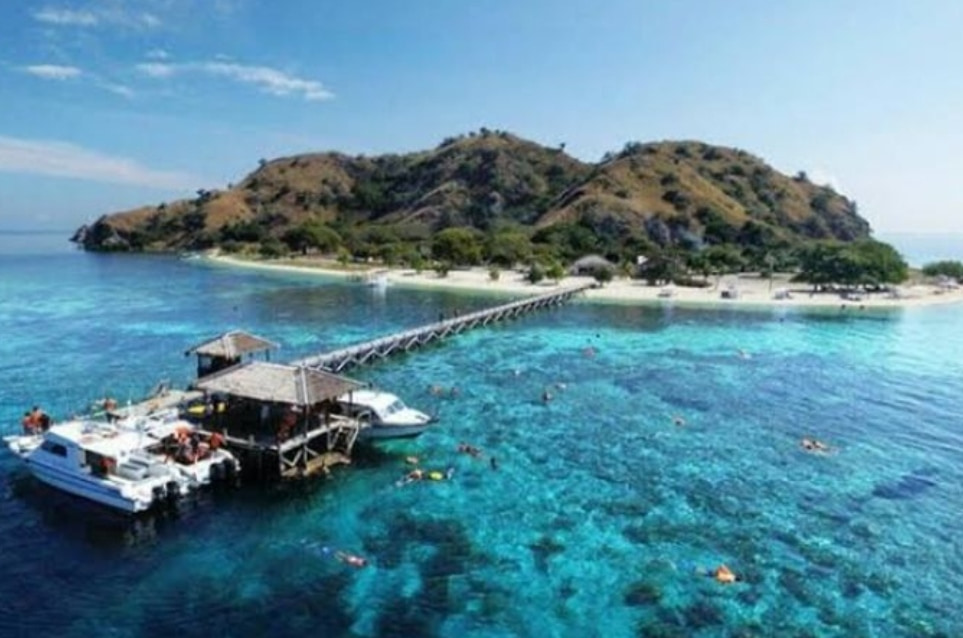 Pulau Kanawa, Pulau dengan Keindahan Air Laut Sebening Kristal dan Bintang Laut yang Indah