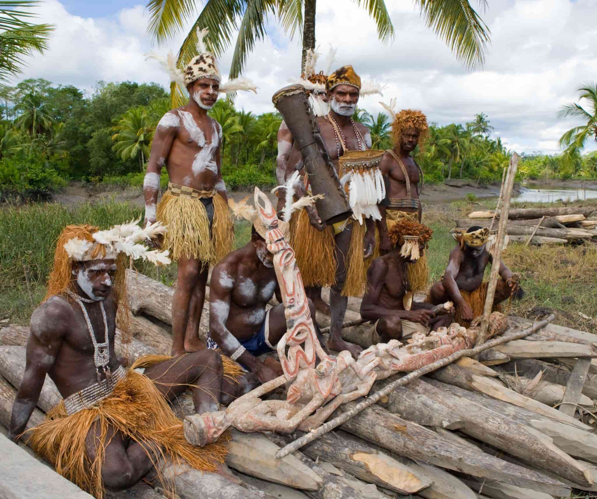 Mengenal Suku Asmat Papua, Titisan Dewa, Ahli Mengukir dan Pakaian dari Daun
