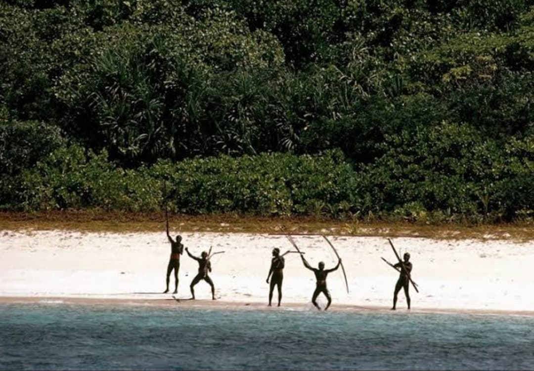 Suku Penghuni Pulau Yang Dilarang Dikunjungi, Dikenal Ganas Memanah Siapapun Yang Mendekat